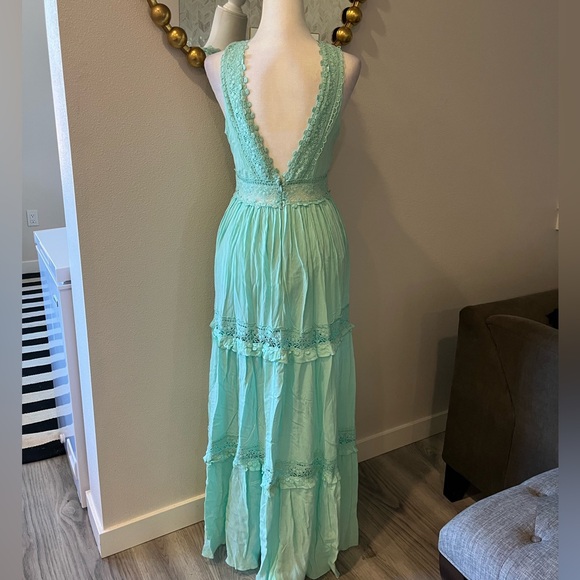 Beautiful Dress Never worn - Picture 3 of 4